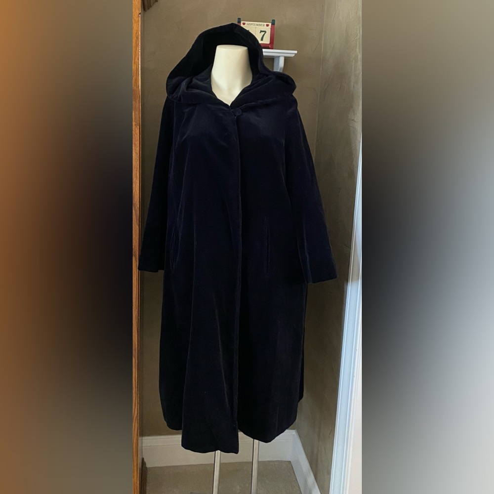 1960s Harzfeld’s Black Velvet Hoodie opera formal Coat Swing style